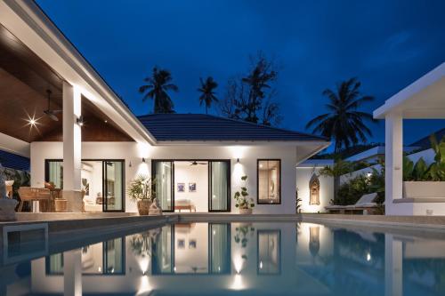 a villa with a swimming pool at night at Villa Leila - 3BR Lamai Villa - Pool - Modern & Calm in Ban Ko Khwan