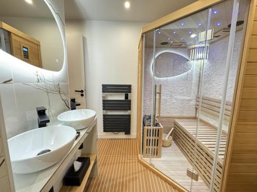 Impressionnists in Le Marais - Sauna & AC