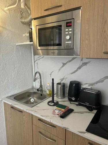 Juan Les Pins Centre, 3-person studio with mezzanine photo 9