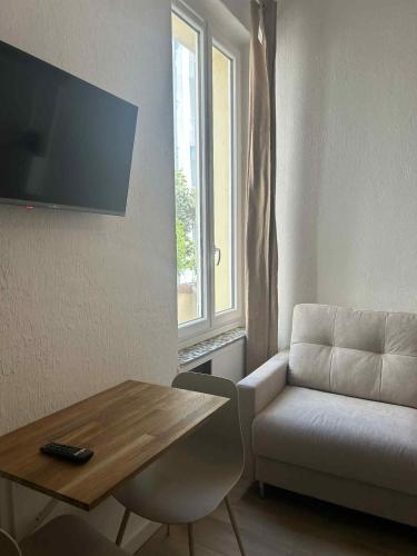 Juan Les Pins Centre, 3-person studio with mezzanine photo 24