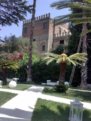 Taman di luar Palazzo sciacca