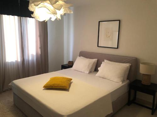 Un dormitorio con una cama con una manta amarilla encima. en Casa del Sol - Kalathas, en Kalathas