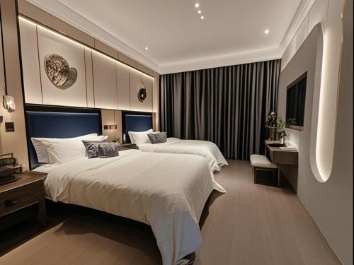 Postel nebo postele na pokoji v ubytování Longchen Hotel