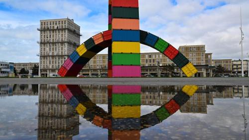 un riflesso di un palo colorato in uno specchio d'acqua di Perrey plage a Le Havre