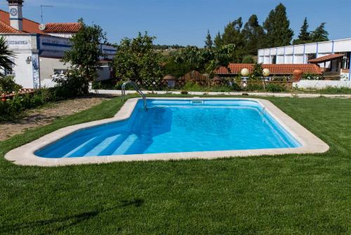 Swimmingpoolen hos eller tæt på Alojamento O Tordo