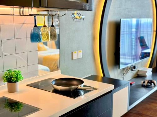 Dapur atau dapur kecil di The Shore Residences 6-10pax/TV videoGame