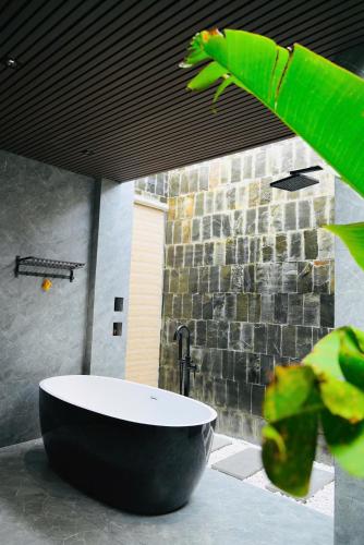 Ένα μπάνιο στο Homestay Biển Tôm Ốc