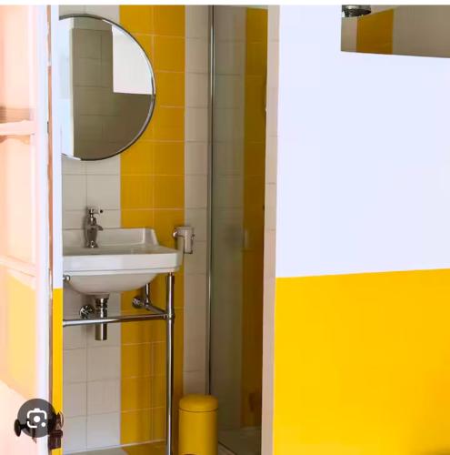 エストリルにあるAccomodation Cascais, Estorilの洗面台と鏡のあるバスルーム