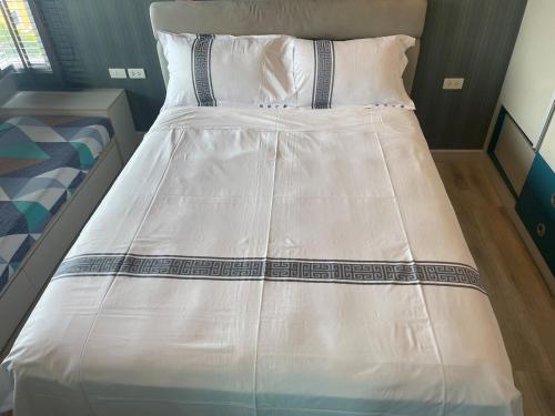 Ένα ή περισσότερα κρεβάτια σε δωμάτιο στο The most recent and luxurious apartment in Pattaya 6th Lane