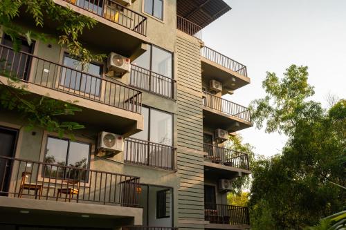 Balkón nebo terasa v ubytování Locomo Boutique, Morjim - Cozy tropical stay, near beach