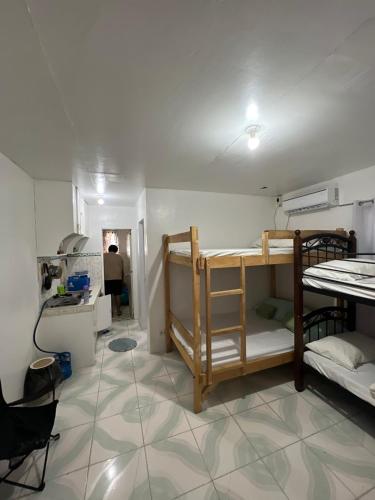 a room with two bunk beds and a hallway at Kasa Elyucation in Dalumpinas Oeste