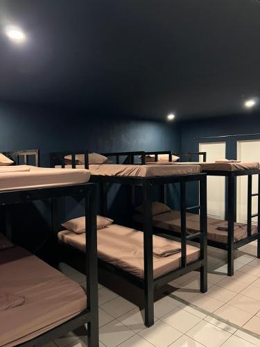 a group of bunk beds in a room at Kasa Elyucation in Dalumpinas Oeste