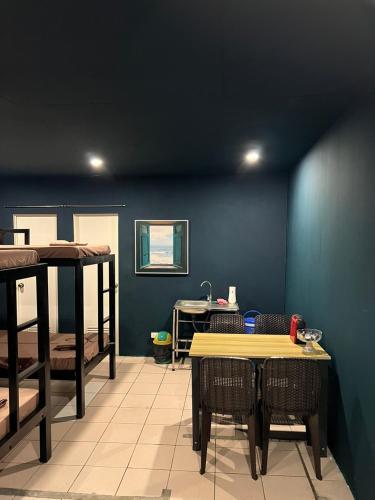 a room with two bunk beds and a table at Kasa Elyucation in Dalumpinas Oeste