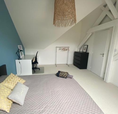 une chambre avec un grand lit et une chaise dans l'établissement Chambres d’hôtes au calme, proche de la mer, à Saint-Nazaire