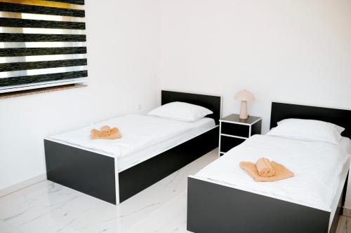 Postel nebo postele na pokoji v ubytování Velvet House Lohovo
