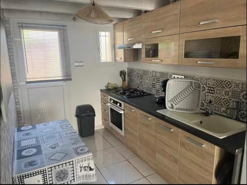 Photo de la galerie de l'établissement Gîte cosy au calme, extérieur et parking privé, à Marguerittes