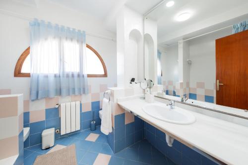 un baño con lavabo y espejo en Casa Felix, en Palma de Mallorca