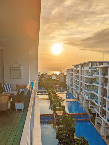 Bazén v ubytování My Resort Hua Hin - Top Floor, 104m2, Terrace, 8 Pools, 5 Min Beach & Cicada nebo v jeho okolí