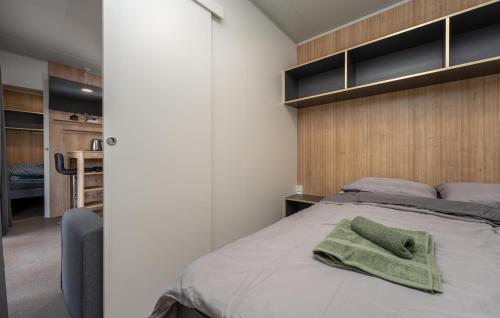 Ένα ή περισσότερα κρεβάτια σε δωμάτιο στο Mobile home Dragan