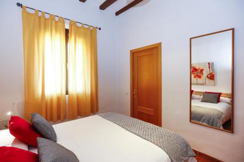 Postel nebo postele na pokoji v ubytování ROYAL TARRACO HomeStay by Turismar
