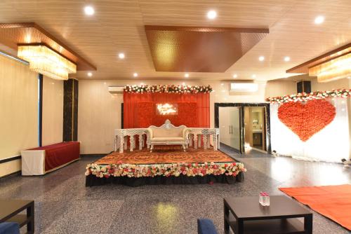 a large room with a bed with a heart backdrop at Foxoso Fiori Hotel in Jaipur