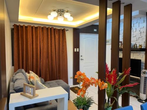 Χώρος καθιστικού στο Cozy 2-bedroom Condo at Marcos Highway