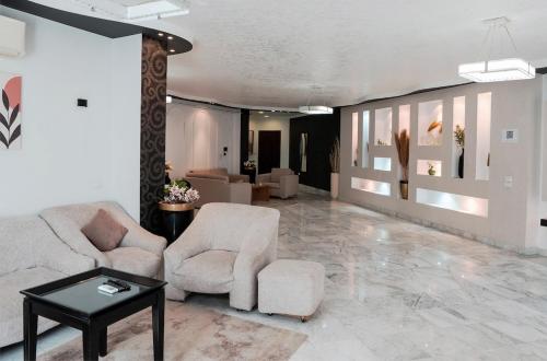 Chic 2BR Apt 8min to Airport Family& work ready