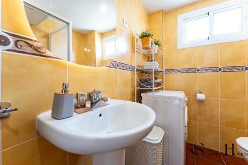 Andalusian Style 3 Bd Apartment with Sea Views in Central Benalmadena