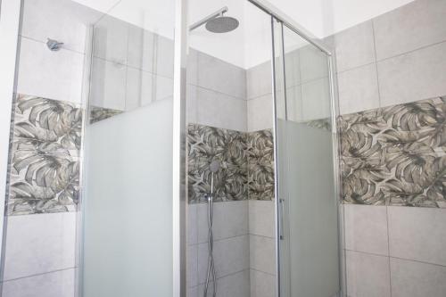 a shower with a glass door in a bathroom at Tornolo, 5 Stelle - Alloggio Elegante in Tornolo