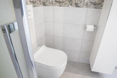a small bathroom with a toilet and a shower at Tornolo, 5 Stelle - Alloggio Elegante in Tornolo