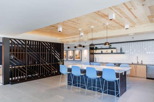 una cucina con tavolo e alcune sedie blu di Modern Mile High in Sloans Lake a Denver