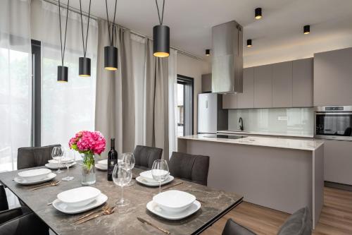 a kitchen and dining room with a table and chairs at Vila Aurora in Vrsar