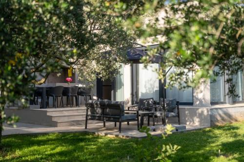 a group of chairs and tables in a yard at Vila Aurora in Vrsar
