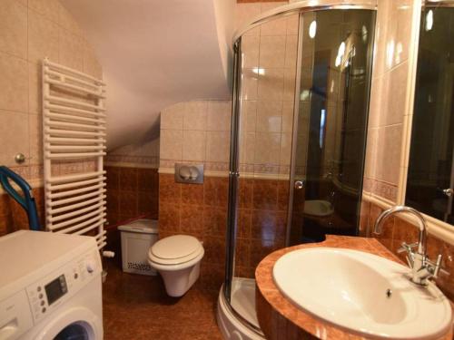 Domek w ogrodzie في غدانسك: حمام مع حوض ومرحاض ودش