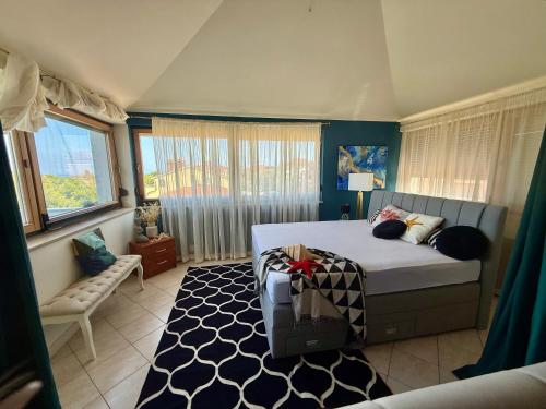 プレマントゥーラにあるSeaview centralのベッドルーム1室(ベッド1台、椅子、窓付)