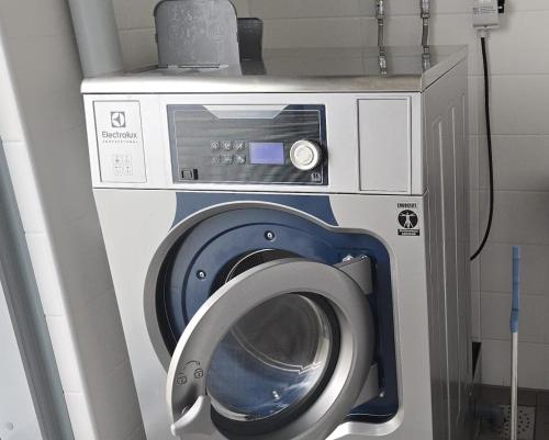 a washer and a washing machine in a room at Modern Luxury Apartment Helsinki in Helsinki