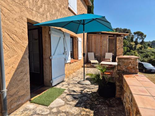 Un jardín fuera de Chambre d'hôtes cotignac