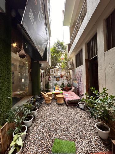 Κήπος έξω από το OLT Hostel Rishikesh