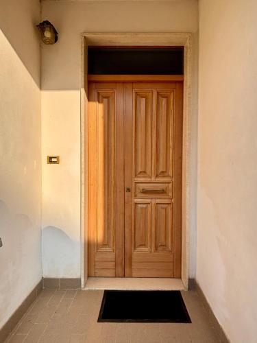 a wooden door in the middle of a hallway at Villa Madonnina in riva al fiume Tirino in Bussi sul Tirino