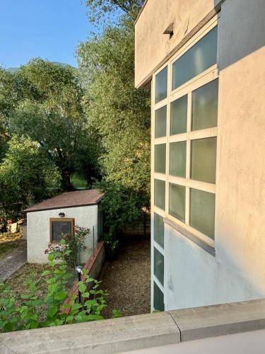 a side view of a building with a dog house at Villa Madonnina in riva al fiume Tirino in Bussi sul Tirino