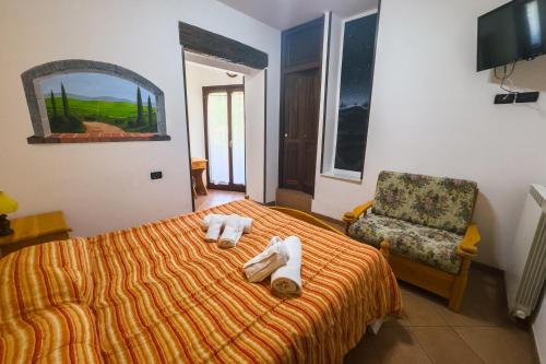 a bedroom with a bed with two stuffed animals on it at la locanda del carrettiere in Casavecchia