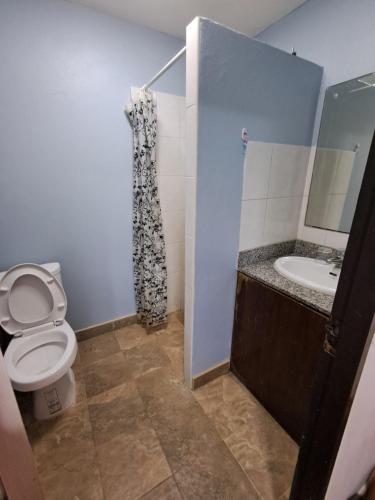 une salle de bain avec toilettes et lavabo dans l'établissement Namtip Bar & Guesthouse, à Pattaya