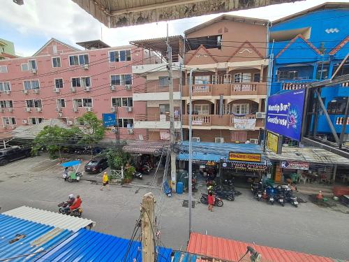 an overhead view of a city street with a building at Namtip Bar & Guesthouse in Pattaya