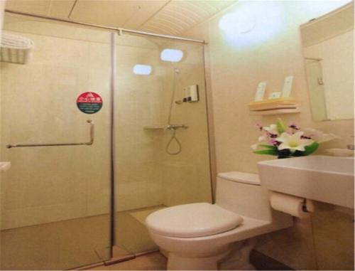 e bagno con doccia, servizi igienici e lavandino. di GreenTree Inn Liaoning Dalian Railway Station South Shengli Square Express Hotel a Dalian
