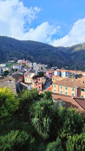 a view of a town with mountains in the background at La Gio del Fosso in Ameglia