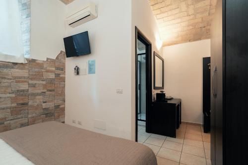 1 dormitorio con cama y pared con espejo en Saint Peter Loft, en Roma