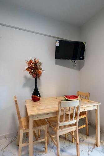 Μια τηλεόραση ή/και κέντρο ψυχαγωγίας στο Pomegranate Apartments