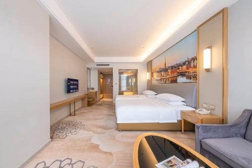 Un pat sau paturi într-o cameră la Vienna Hotel Fuzhou Mawei Banzheng Cultural Scenic Area Branch