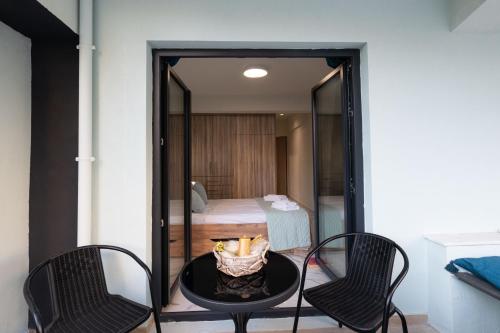 Ένα ή περισσότερα κρεβάτια σε δωμάτιο στο Pomegranate Apartments
