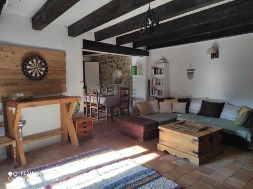 un salon avec un canapé et une table dans l'établissement Belle maison provençale, à Castellane